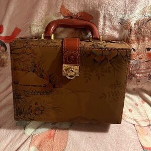 NWOT Ladies trunk style handbag